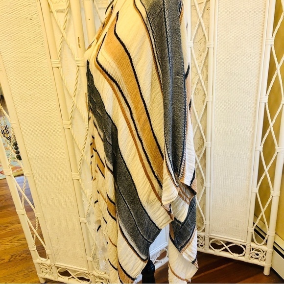 On The Road Kimono Shawl Wrap Ruana Woven Ivory Tan Navy Woven Fringe One Size - Picture 6 of 16